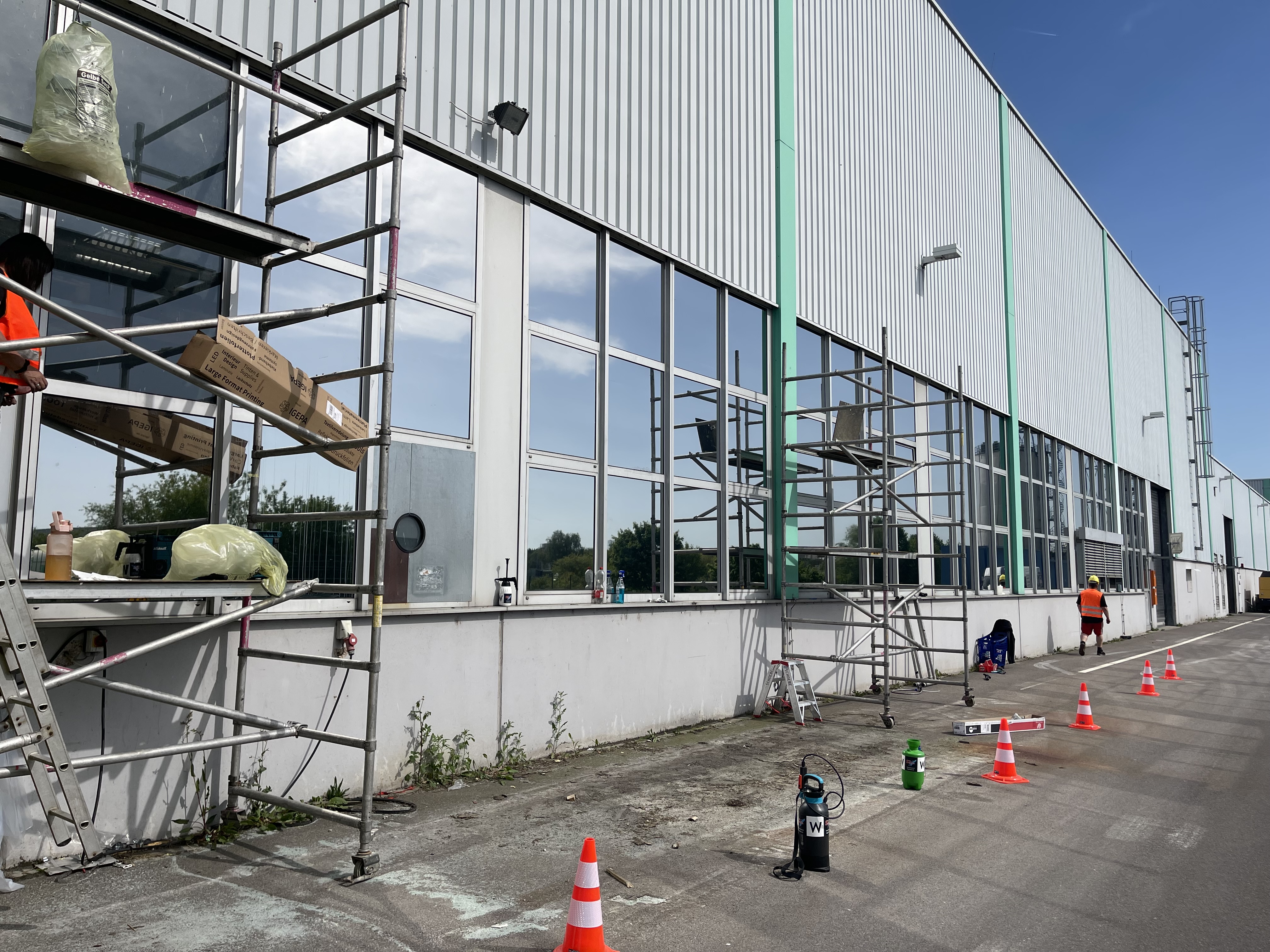 Gerüst an Industriehalle-Fassade – Großmontage Gebrüder Schöbe