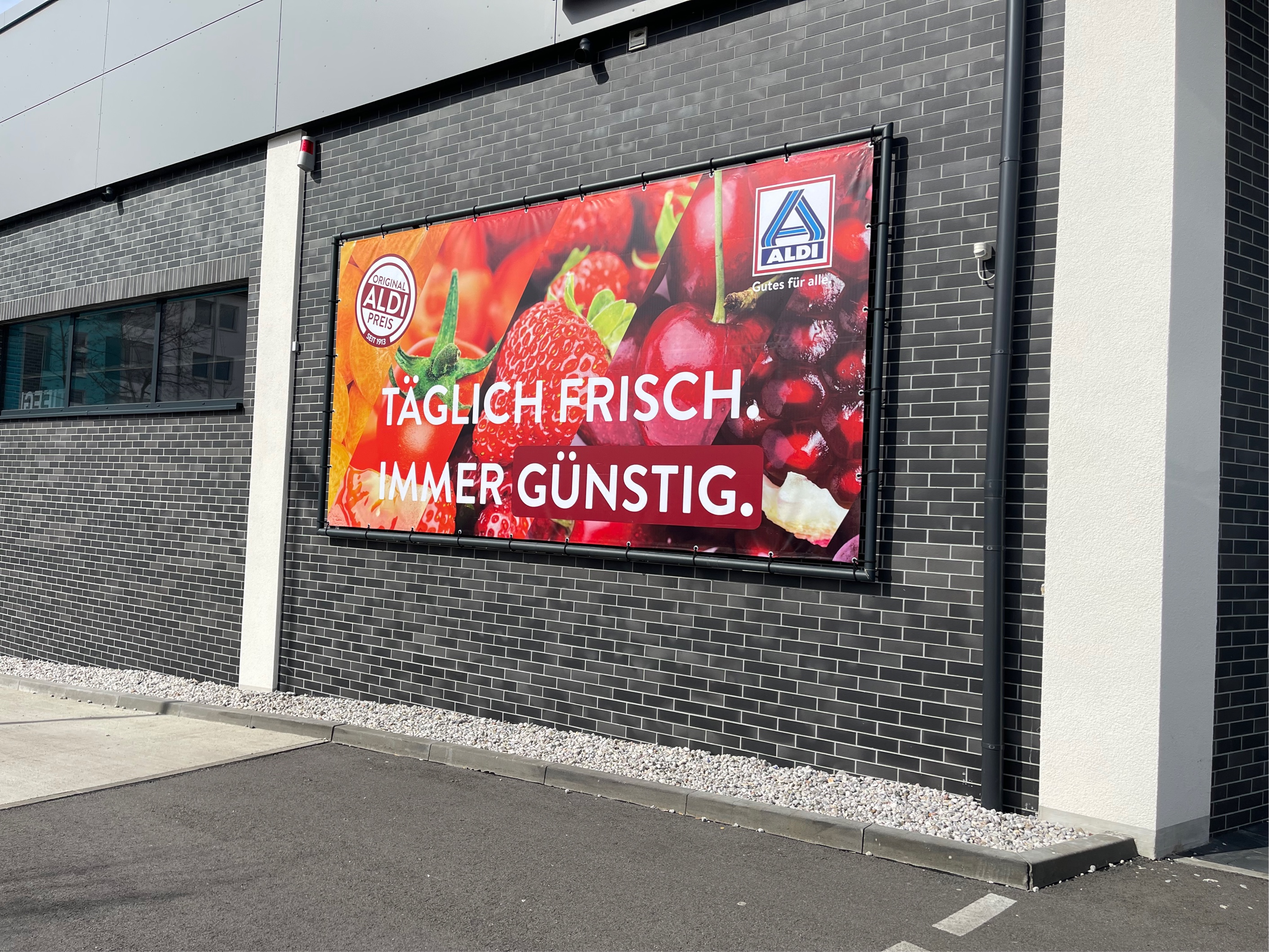 Großformat-Banner ALDI – montierte Außenwerbung