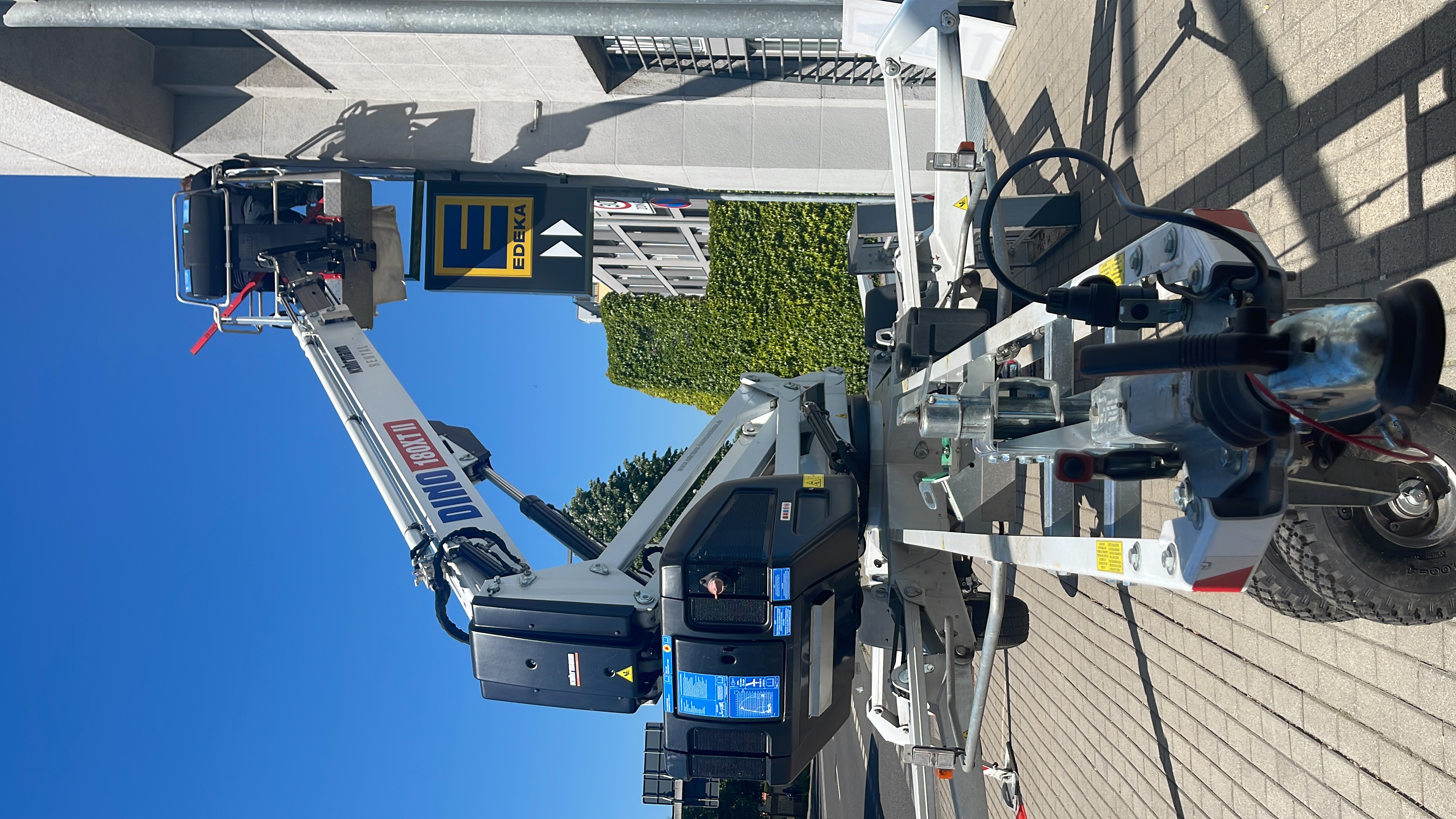 Hubsteiger bei EDEKA-Schild Montage – Gebrüder Schöbe